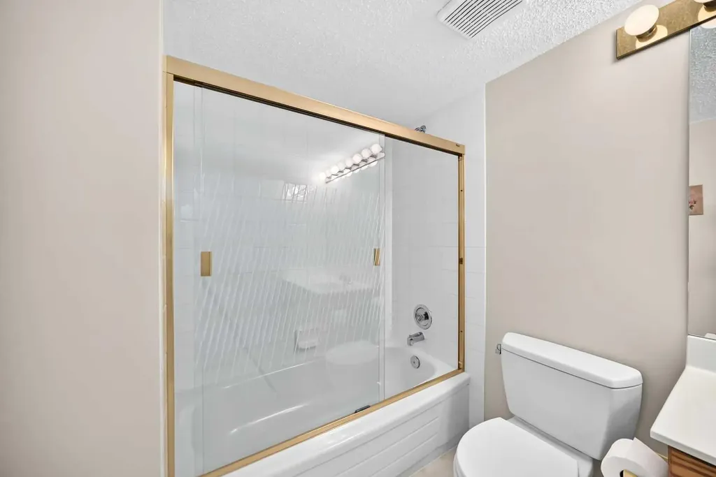 23 Ceduna Park SW Calgary AB T2W 6H4