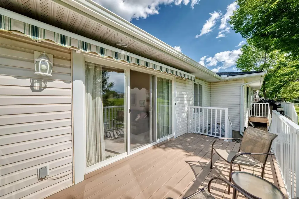 23 Ceduna Park SW Calgary AB T2W 6H4
