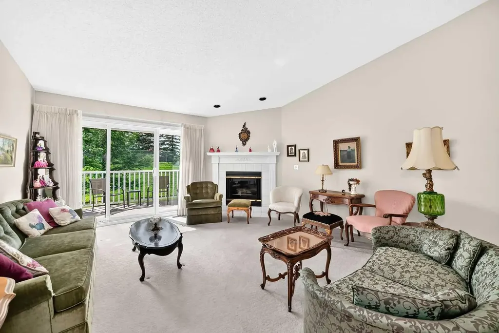 23 Ceduna Park SW Calgary AB T2W 6H4