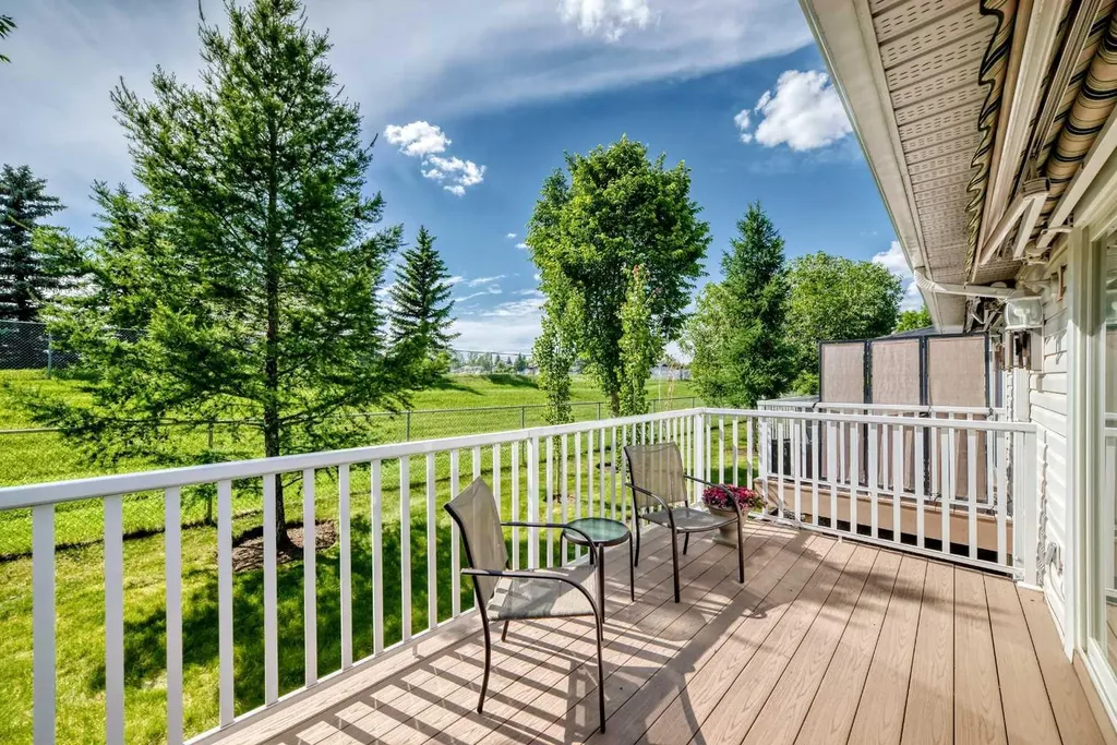 23 Ceduna Park SW Calgary AB T2W 6H4