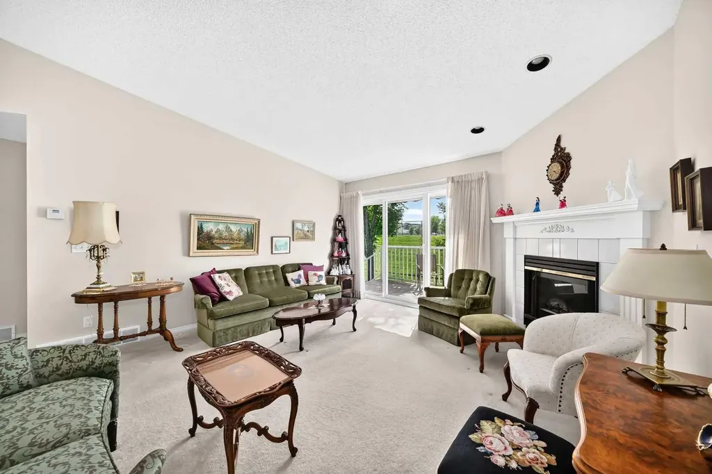 23 Ceduna Park SW Calgary AB T2W 6H4