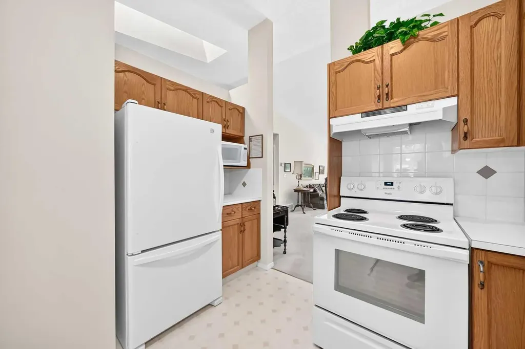 23 Ceduna Park SW Calgary AB T2W 6H4