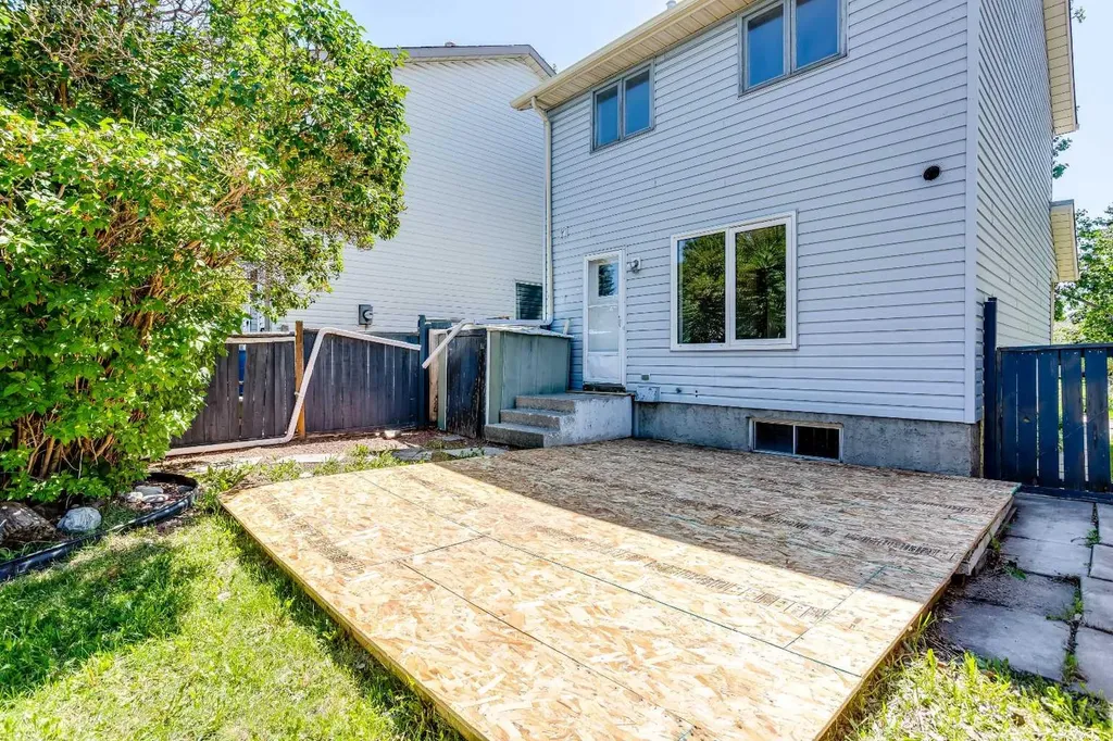 2330 Woodview Drive SW Calgary AB T2W 4X6