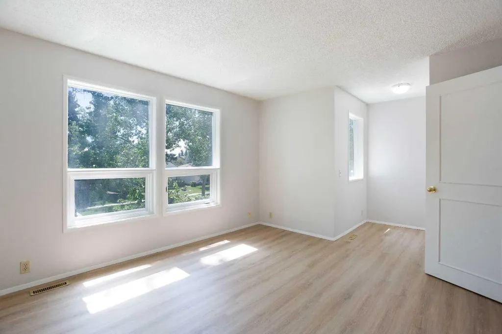 2330 Woodview Drive SW Calgary AB T2W 4X6