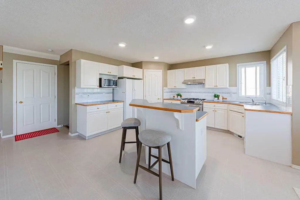 12 Hampstead Gardens NW Calgary AB T3A 5Y4
