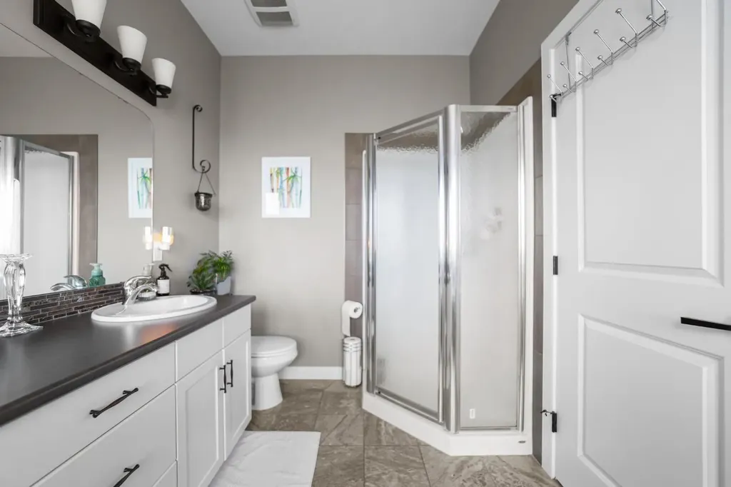 5213 36 Avenue Camrose AB T4V 5H6