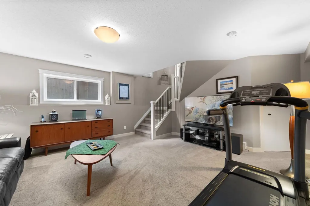 5213 36 Avenue Camrose AB T4V 5H6