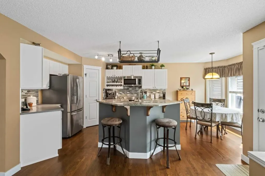 217 Douglas Glen Close SE Calgary AB T2Z 2V7