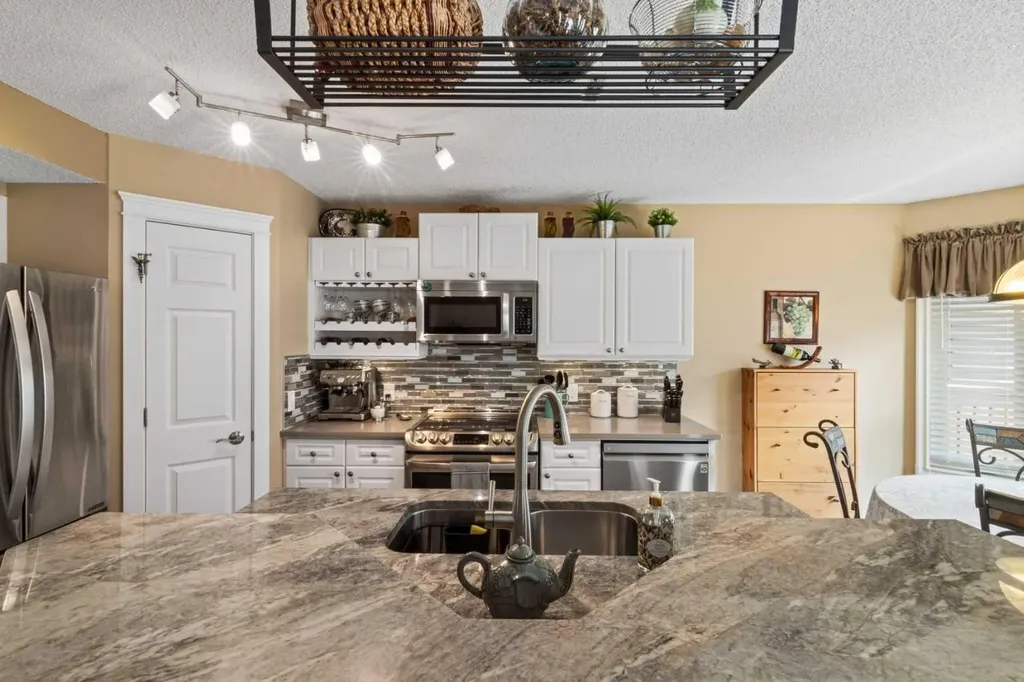 217 Douglas Glen Close SE Calgary AB T2Z 2V7