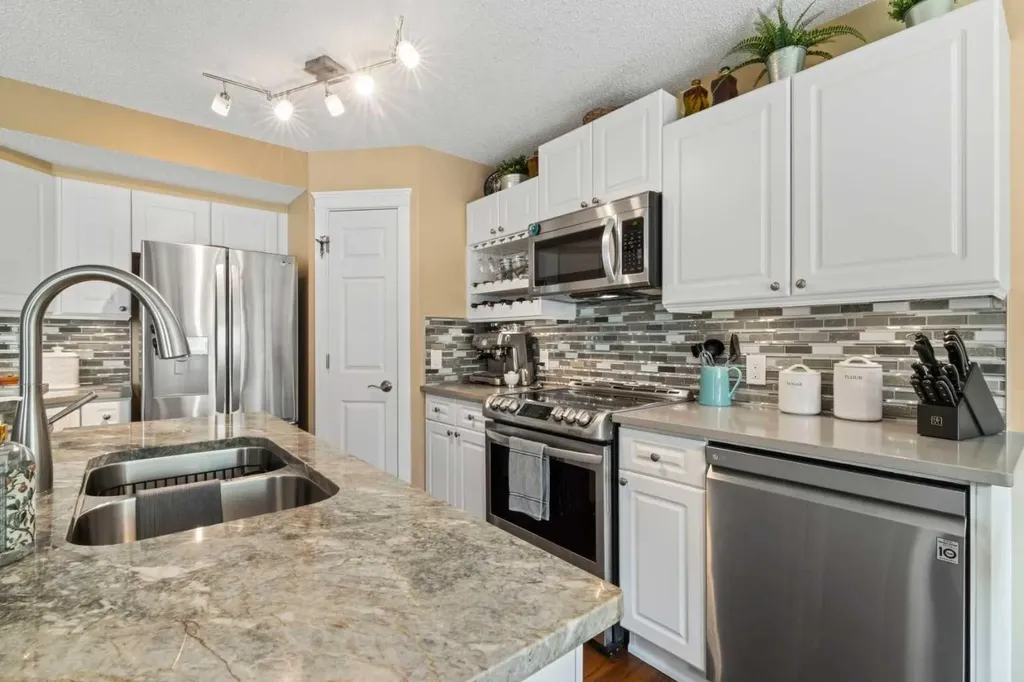 217 Douglas Glen Close SE Calgary AB T2Z 2V7