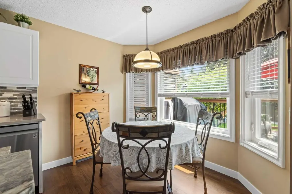 217 Douglas Glen Close SE Calgary AB T2Z 2V7