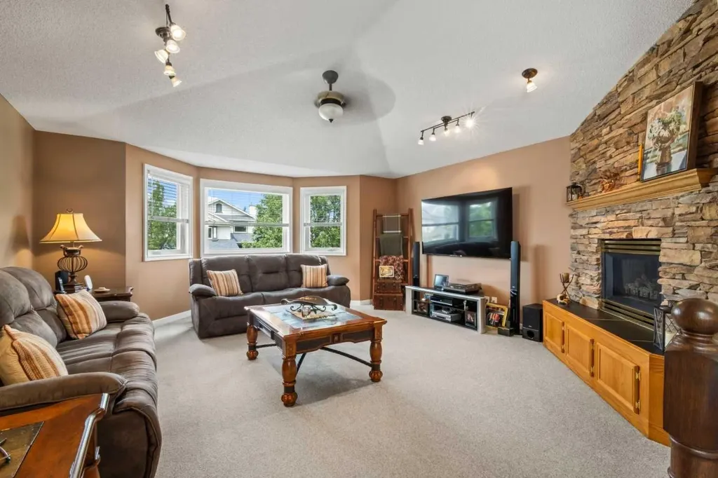 217 Douglas Glen Close SE Calgary AB T2Z 2V7