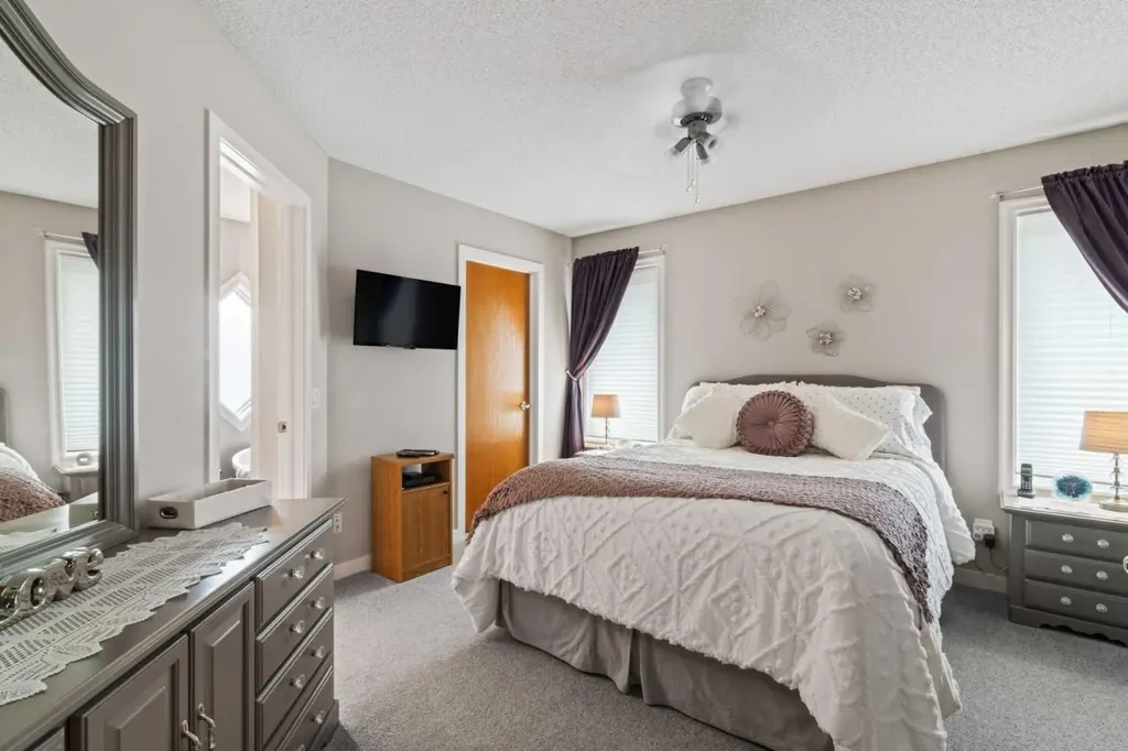 217 Douglas Glen Close SE Calgary AB T2Z 2V7