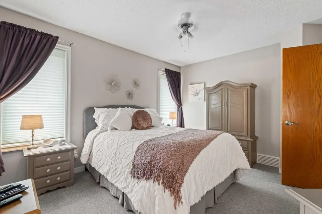 217 Douglas Glen Close SE Calgary AB T2Z 2V7
