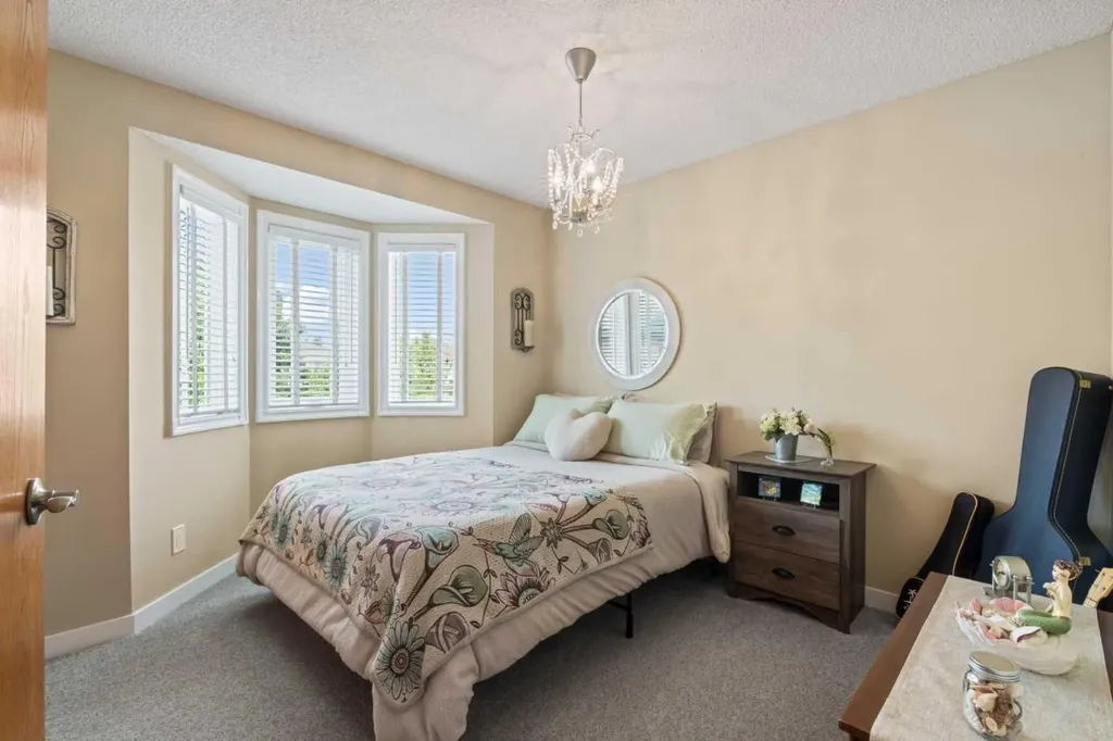 217 Douglas Glen Close SE Calgary AB T2Z 2V7