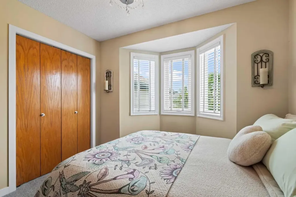 217 Douglas Glen Close SE Calgary AB T2Z 2V7