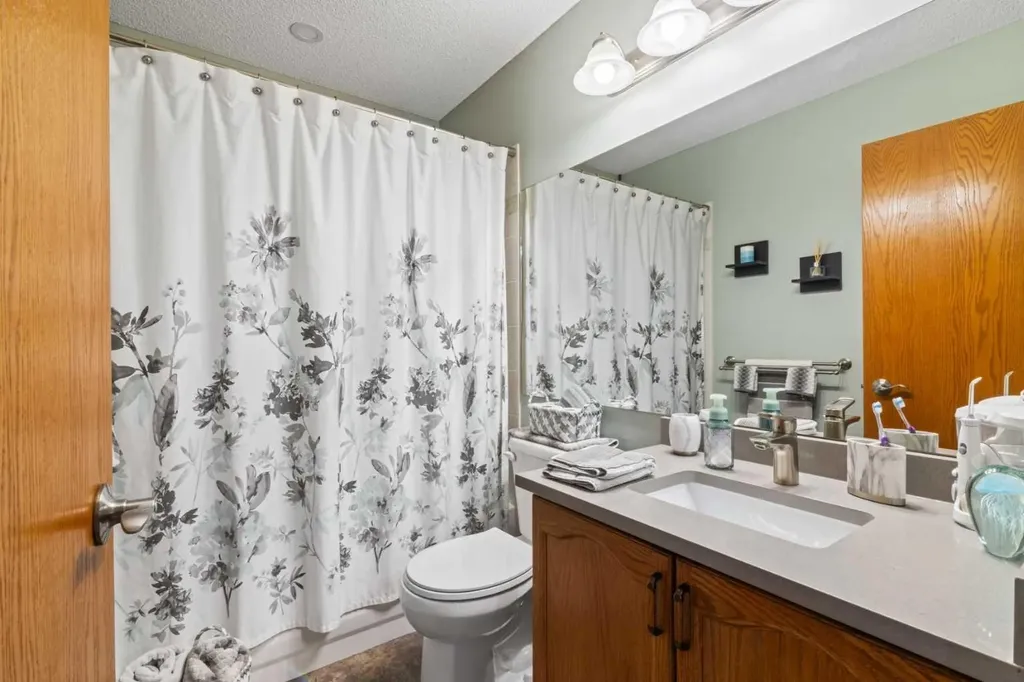 217 Douglas Glen Close SE Calgary AB T2Z 2V7