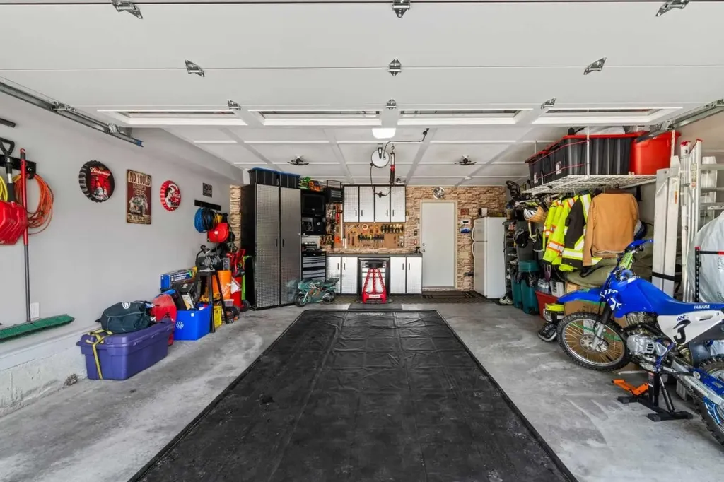 217 Douglas Glen Close SE Calgary AB T2Z 2V7