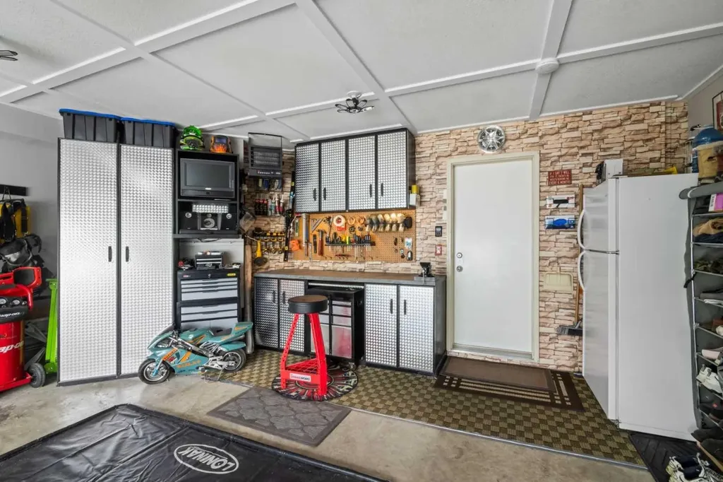 217 Douglas Glen Close SE Calgary AB T2Z 2V7