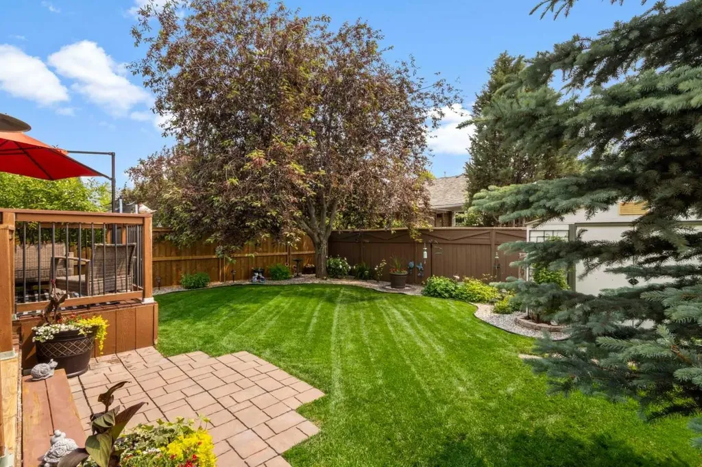 217 Douglas Glen Close SE Calgary AB T2Z 2V7