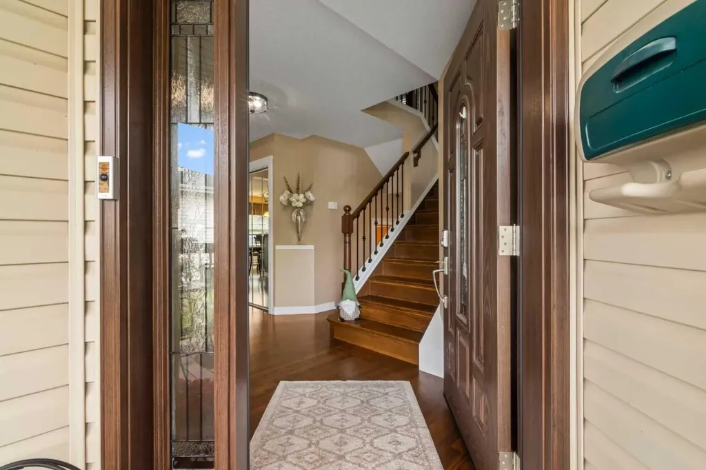 217 Douglas Glen Close SE Calgary AB T2Z 2V7