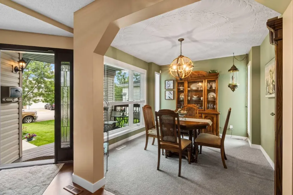 217 Douglas Glen Close SE Calgary AB T2Z 2V7