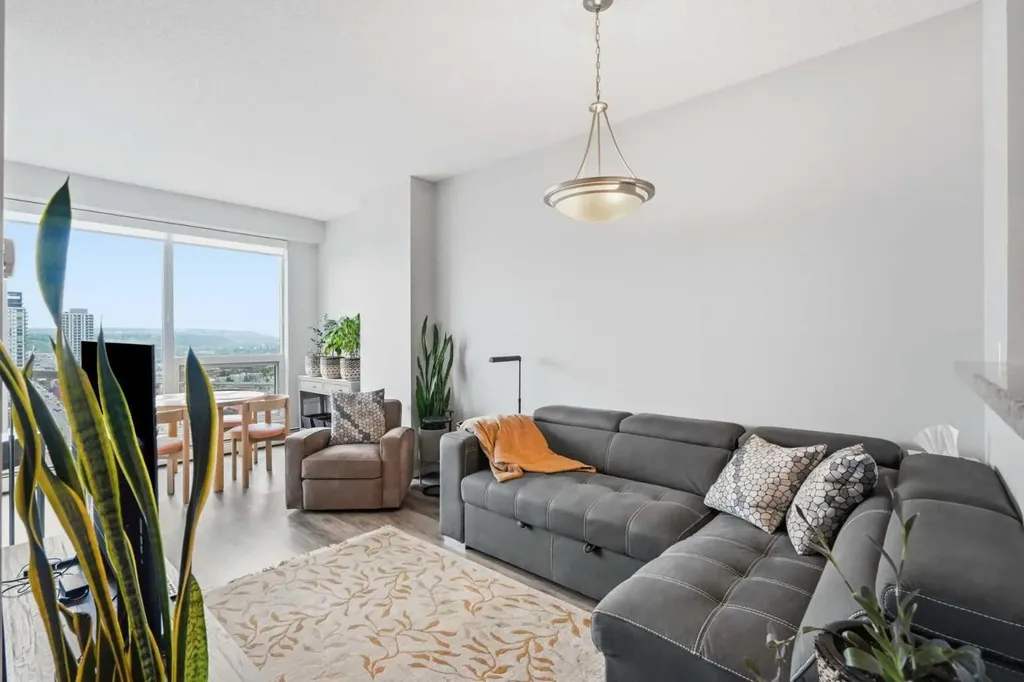 1053 10 Street SW Calgary AB T2R 1S6