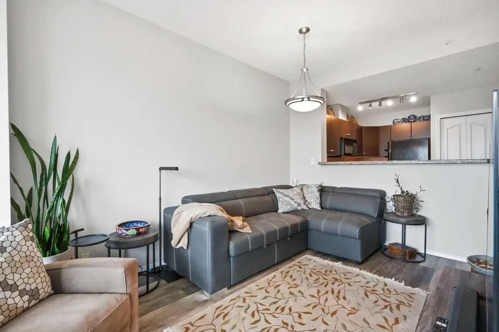 1053 10 Street SW Calgary AB T2R 1S6