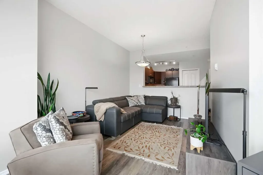 1053 10 Street SW Calgary AB T2R 1S6