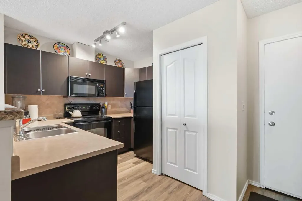 1053 10 Street SW Calgary AB T2R 1S6
