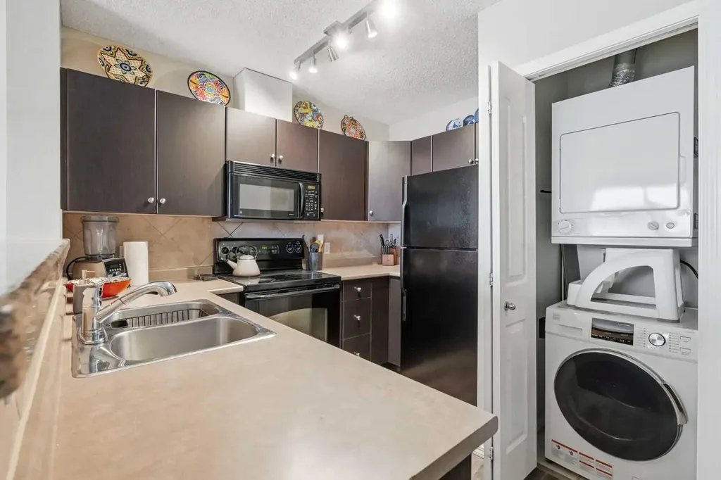 1053 10 Street SW Calgary AB T2R 1S6