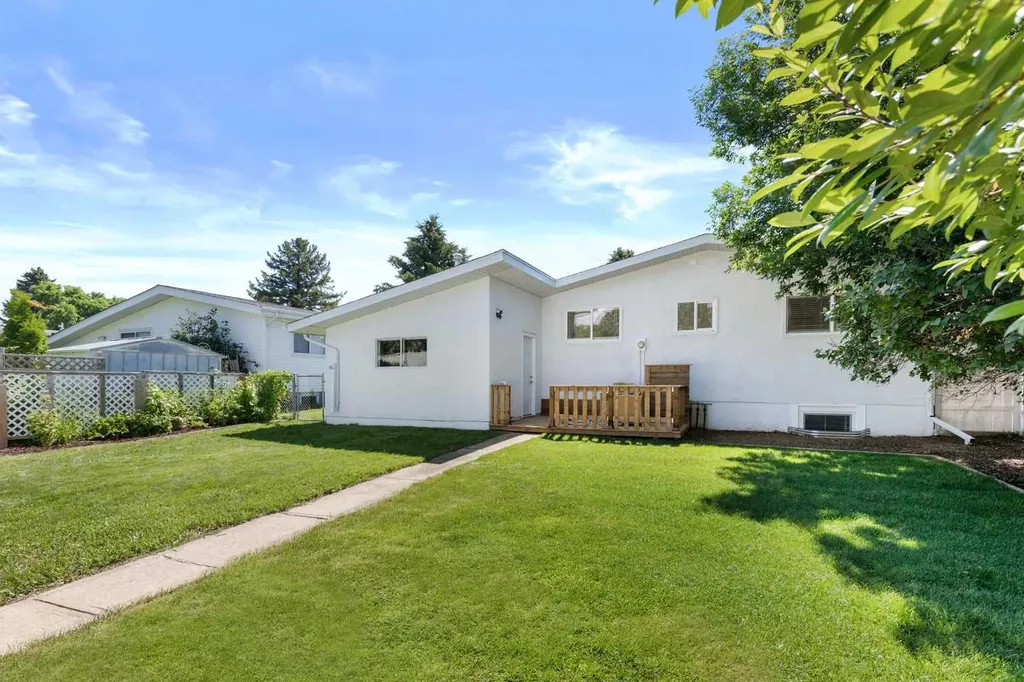 2668 Thompson Crescent SE Medicine Hat AB T1B1C4