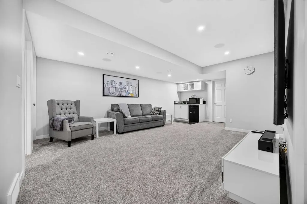 30 Evanscrest Rise NW Calgary AB T3P 0R7