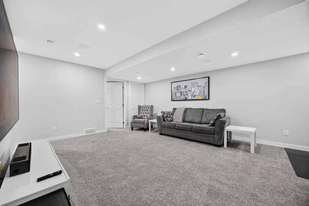 30 Evanscrest Rise NW Calgary AB T3P 0R7