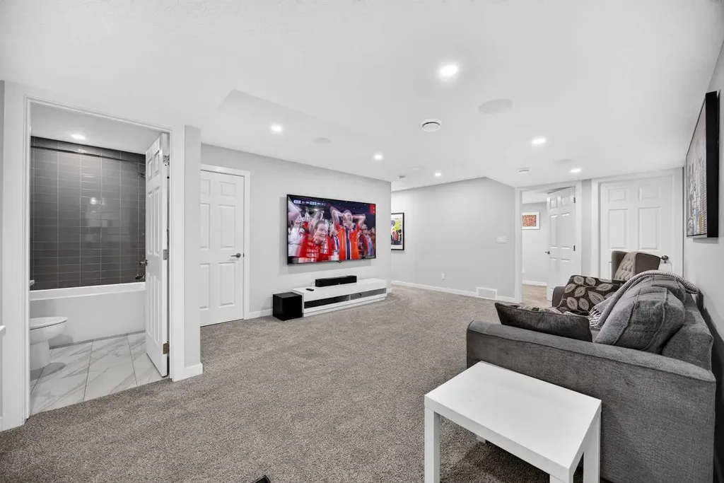 30 Evanscrest Rise NW Calgary AB T3P 0R7