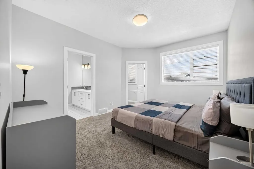 30 Evanscrest Rise NW Calgary AB T3P 0R7