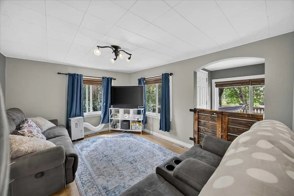 1501 14 Street Didsbury AB T0M 0W0