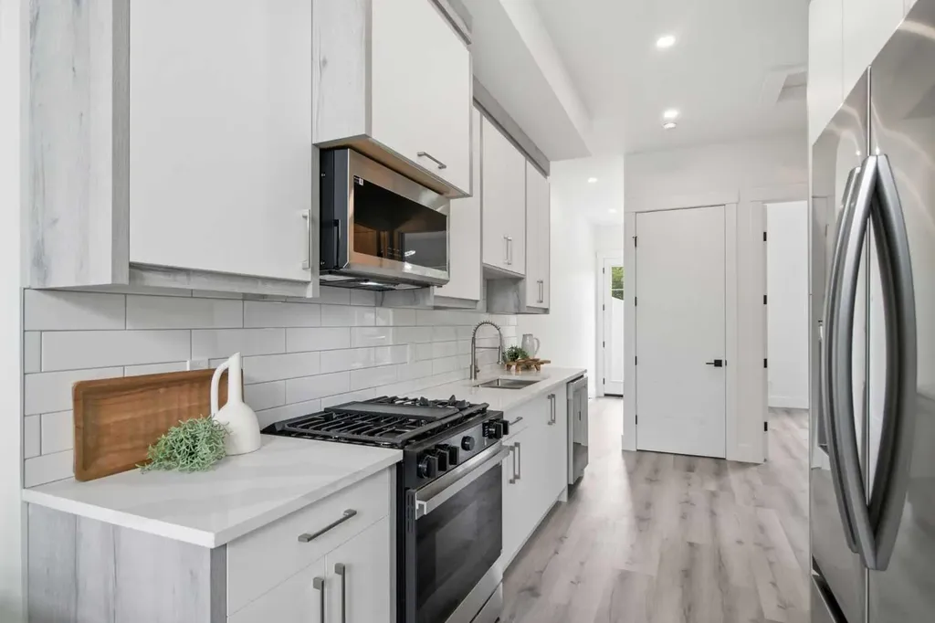 8518 33 Avenue NW Calgary AB T3B 1M1