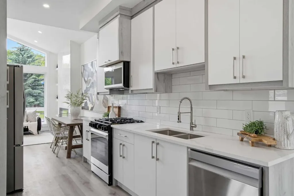8518 33 Avenue NW Calgary AB T3B 1M1