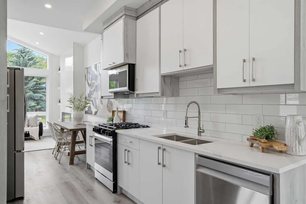 8518 33 Avenue NW Calgary AB T3B 1M1