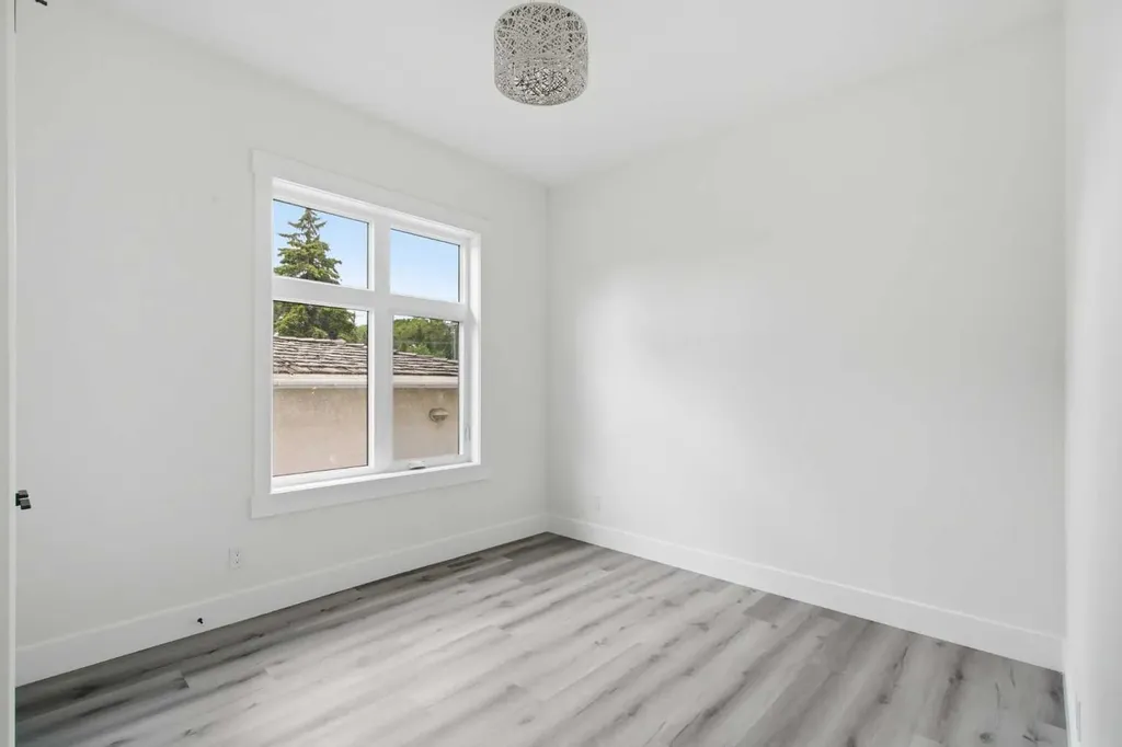 8518 33 Avenue NW Calgary AB T3B 1M1