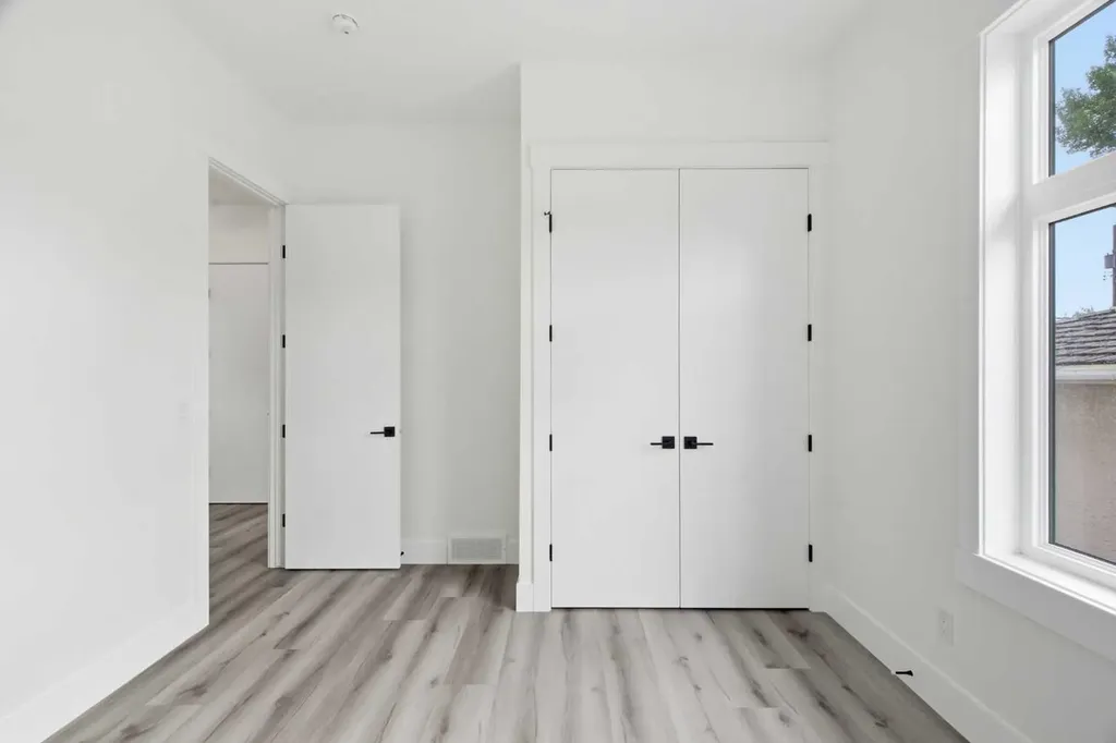 8518 33 Avenue NW Calgary AB T3B 1M1