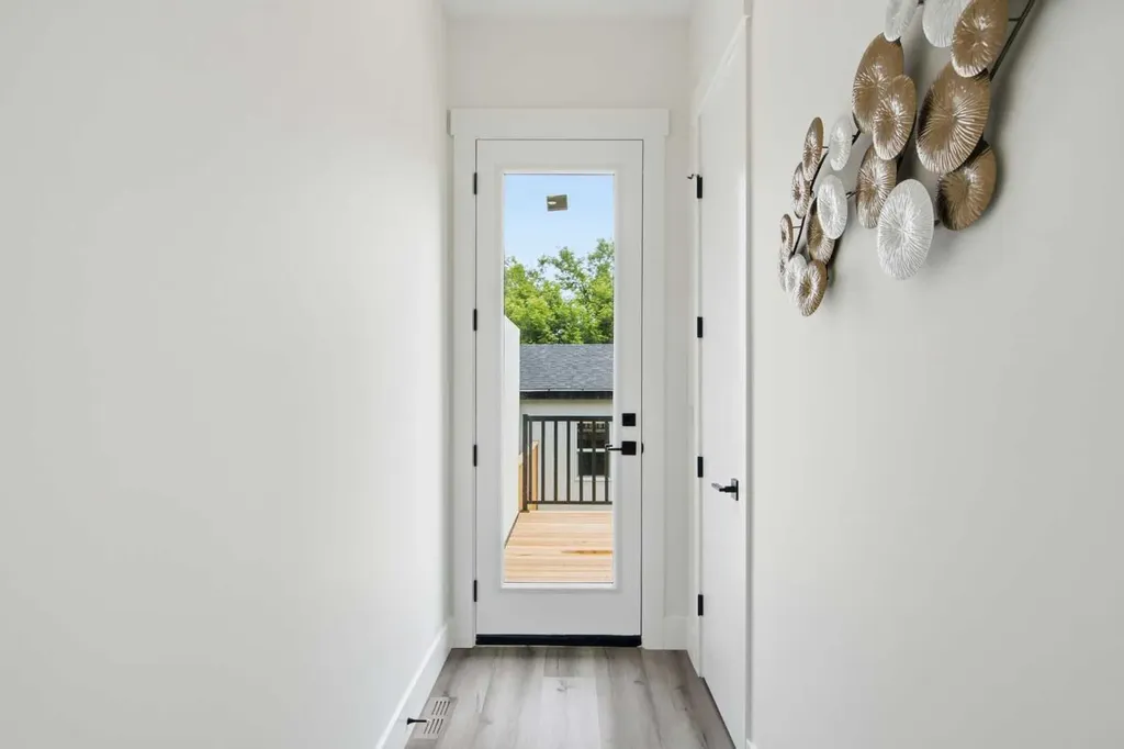 8518 33 Avenue NW Calgary AB T3B 1M1