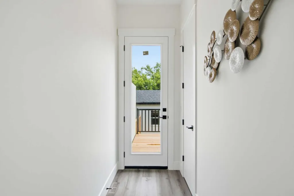 8518 33 Avenue NW Calgary AB T3B 1M1
