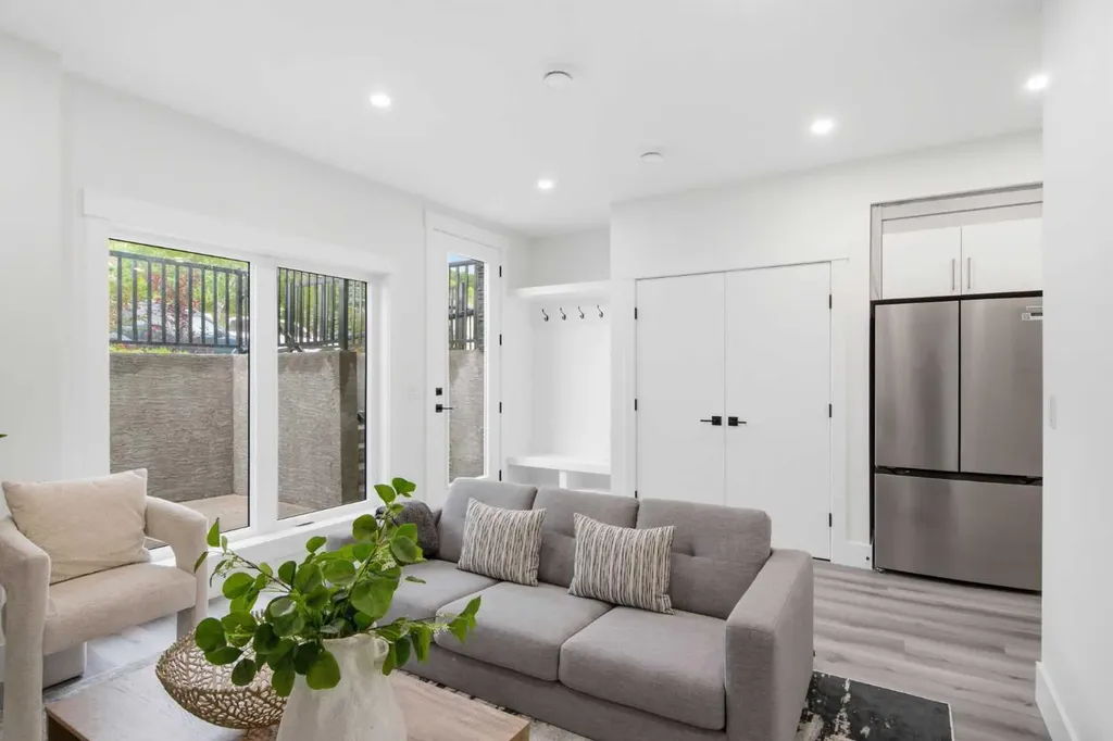 8518 33 Avenue NW Calgary AB T3B 1M1