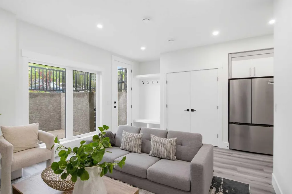 8518 33 Avenue NW Calgary AB T3B 1M1