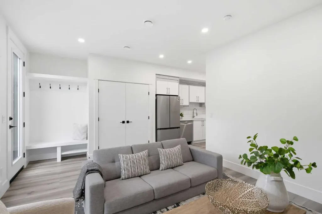 8518 33 Avenue NW Calgary AB T3B 1M1