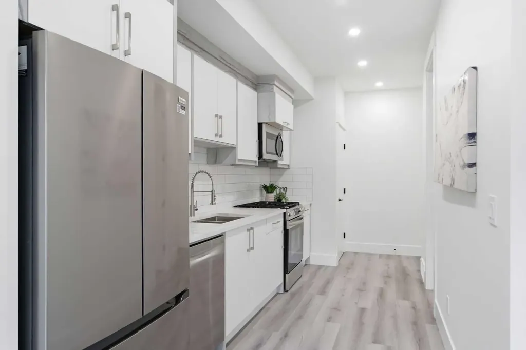 8518 33 Avenue NW Calgary AB T3B 1M1