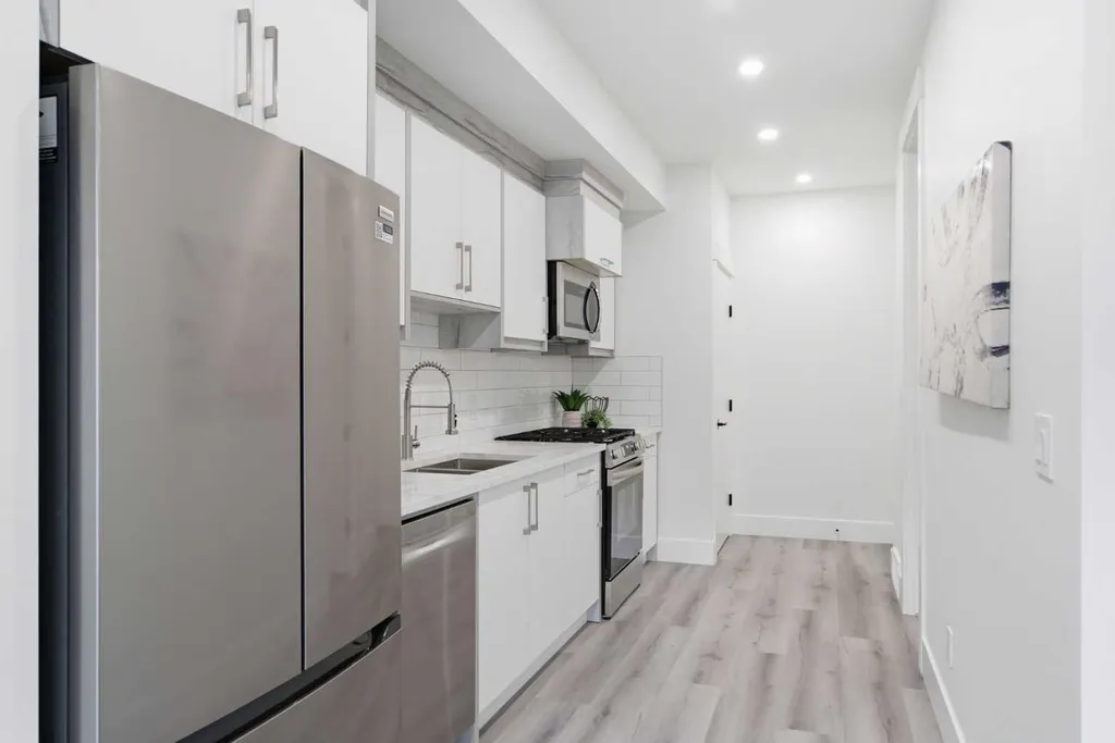 8518 33 Avenue NW Calgary AB T3B 1M1