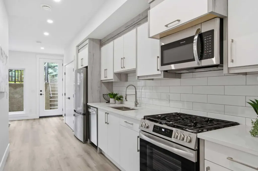 8518 33 Avenue NW Calgary AB T3B 1M1
